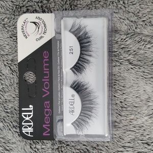 Mega volume strip lashes